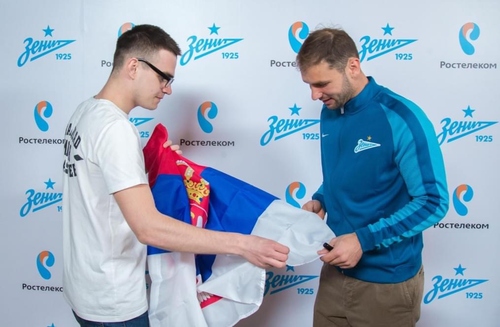 Автограф-сессия Бранислава Ивановича, защитника ФК «Зенит»