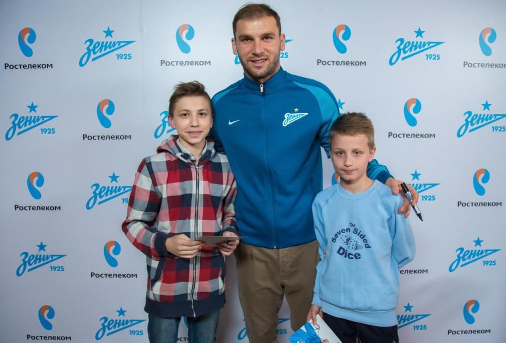 Автограф-сессия Бранислава Ивановича, защитника ФК «Зенит»