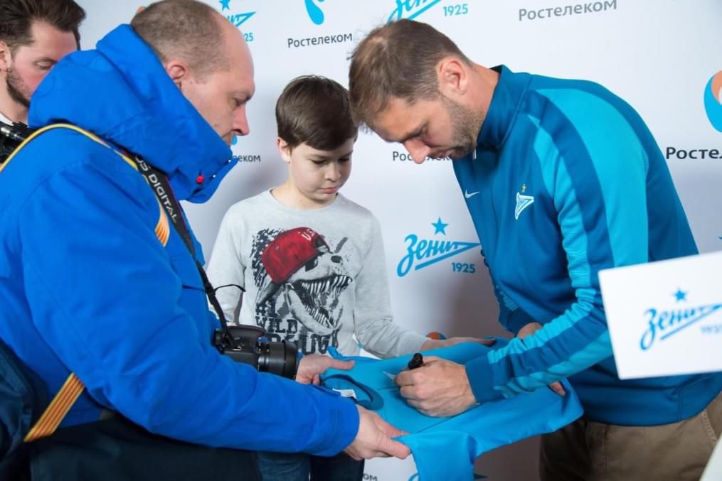 Автограф-сессия Бранислава Ивановича, защитника ФК «Зенит»