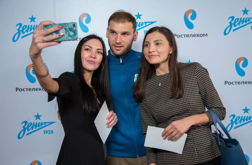 Автограф-сессия Бранислава Ивановича, защитника ФК «Зенит»