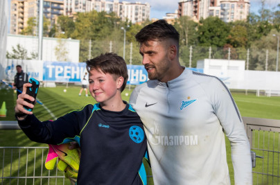 Футболистки «Авроры» в гостях у «Зенита»