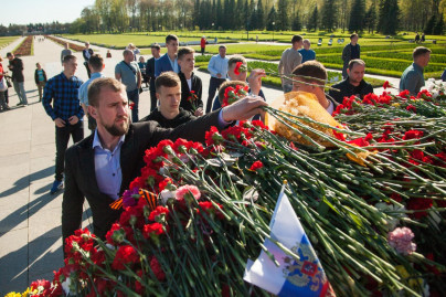 «Зенит»-2 возлагает цветы на Пискаревском мемориальном кладбище
