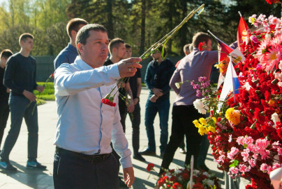 «Зенит»-2 возлагает цветы на Пискаревском мемориальном кладбище