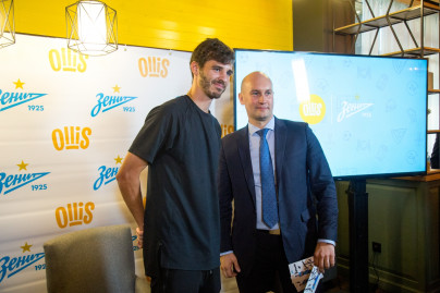 Автограф-сессия Александра Ерохина, полузащитника «Зенита» в ресторане Ollis