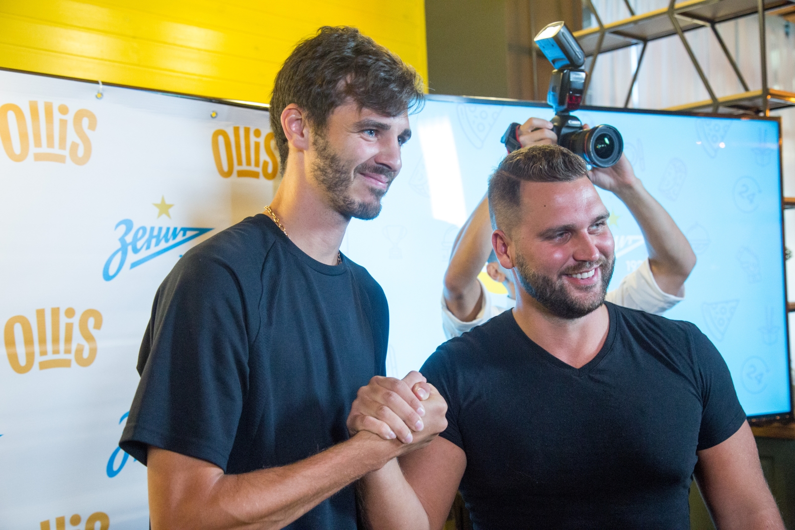 Автограф-сессия Александра Ерохина, полузащитника «Зенита» в ресторане Ollis