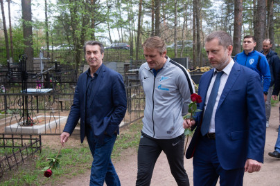 Возложение цветов к мемориалу Ю.А. Морозова на Сестрорецком кладбище