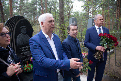 Возложение цветов к мемориалу Ю.А. Морозова на Сестрорецком кладбище