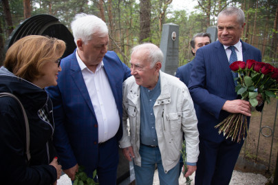 Возложение цветов к мемориалу Ю.А. Морозова на Сестрорецком кладбище