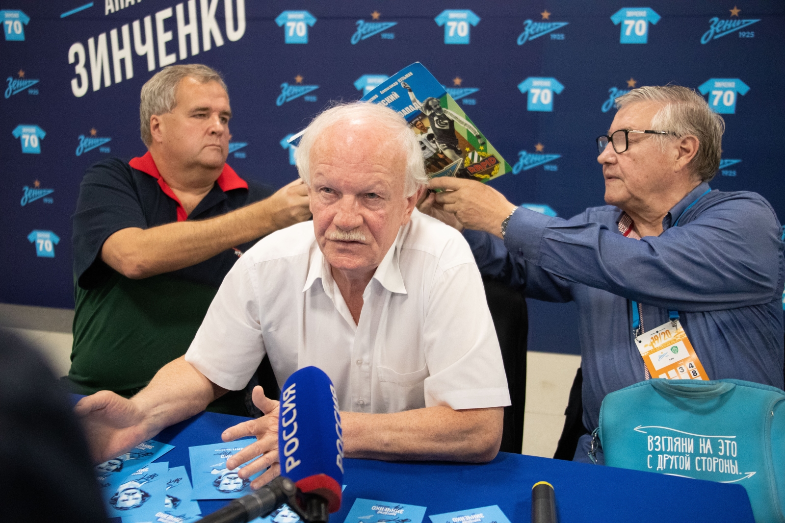 Анатолий Зинченко представил автобиографию на «Фан-Променаде»