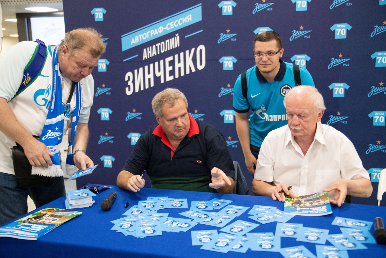 Анатолий Зинченко представил автобиографию на «Фан-Променаде»