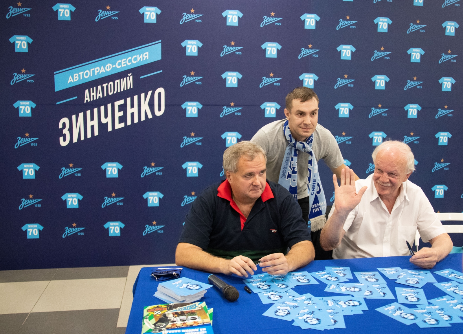 Анатолий Зинченко представил автобиографию на «Фан-Променаде»