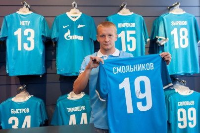Игорь Смольников презентует футболку