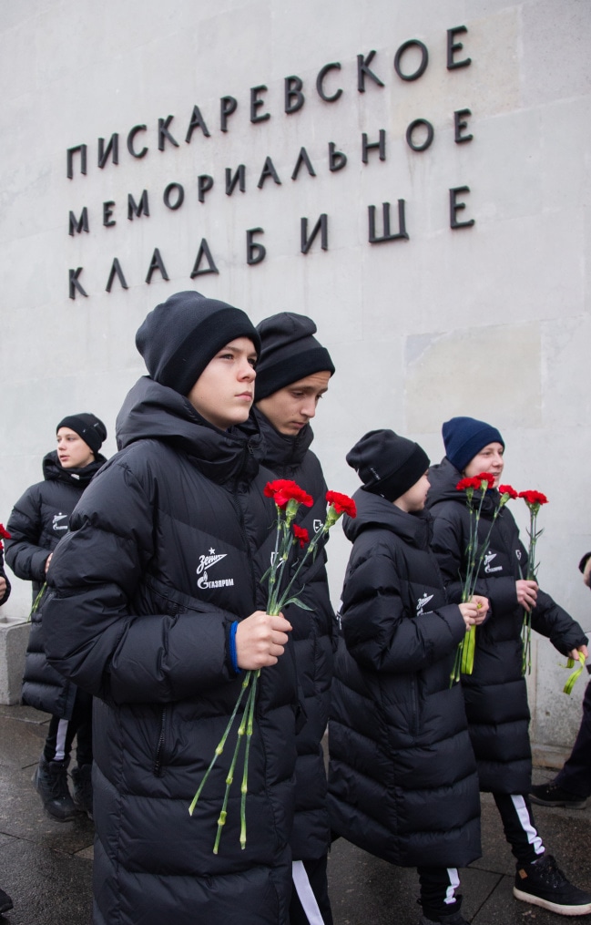 Воспитанники «Газпром»-Академии «Зенита» на Пискаревском мемориале
