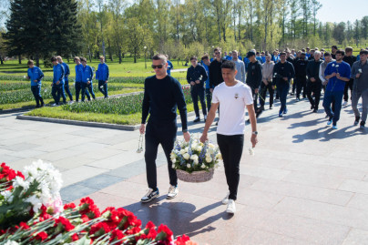 Команды «Зенит» возлагают цветы на Пискаревском мемориале в честь Дня Победы