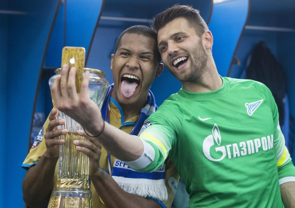 Команда в раздевалке празднует победу в Чемпионате России
