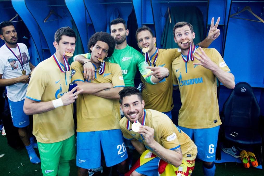 Команда в раздевалке празднует победу в Чемпионате России