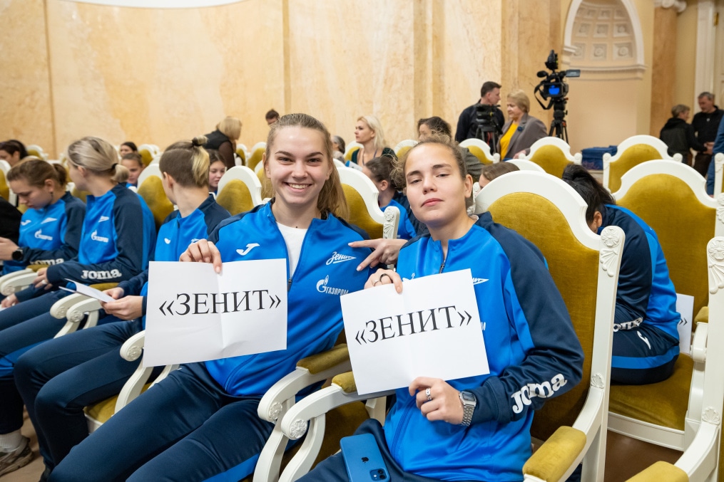 Футболистки молодежной команды получили награды за победу в составе сборной Санкт-Петербурга U-19