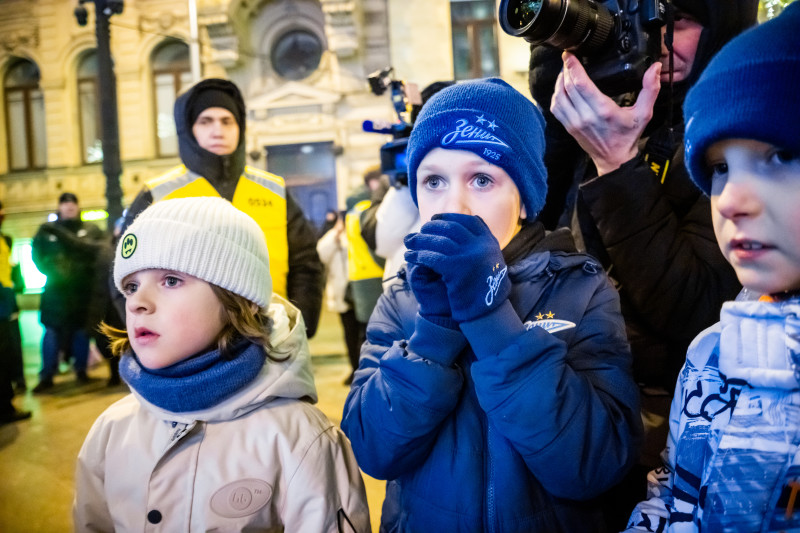 «Пять минут до столетия»: новогодняя елка «Зенита» открылась в центре Петербурга