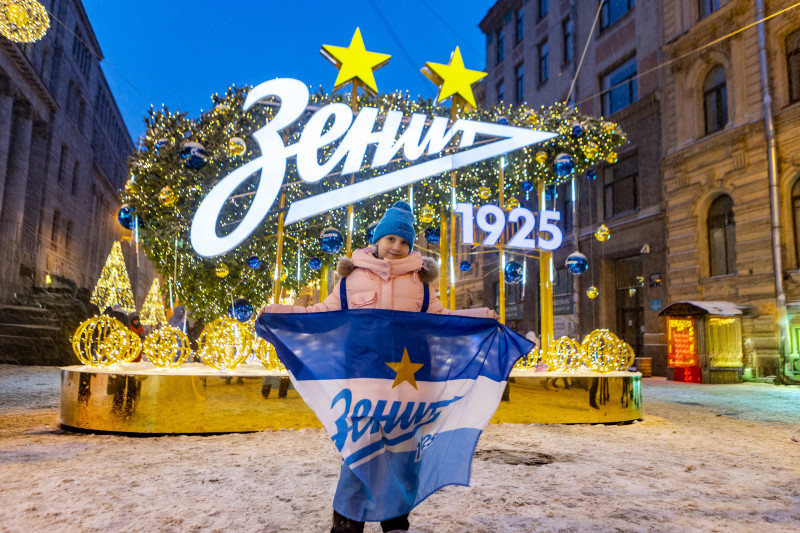 «Пять минут до столетия»: новогодняя елка «Зенита» открылась в центре Петербурга