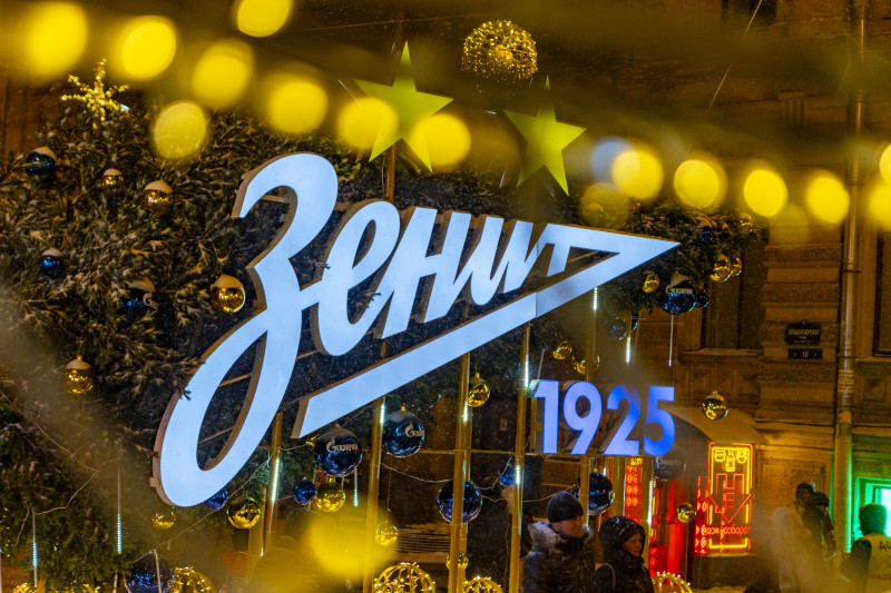 «Пять минут до столетия»: новогодняя елка «Зенита» открылась в центре Петербурга